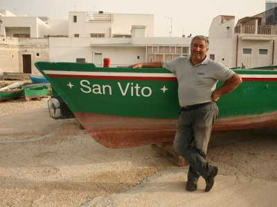 Qui incontriamo Domenico, un pescatore di 54 anni che pur vivendo a Polignano mantiene il suo gozzo ormeggiato a San Vito 